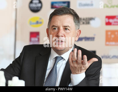 Karlsruhe, Deutschland. Okt, 2018 18. Erich Harsch, Vorsitzender der Geschäftsführung der Drogeriemarktkette dm, beantwortet Fragen von Journalisten auf der Bilanzpressekonferenz der Apotheke Gruppe in Karlsruhe. Credit: Uli Deck / dpa/Alamy leben Nachrichten Stockfoto