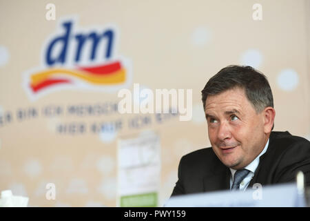 Karlsruhe, Deutschland. Okt, 2018 18. Erich Harsch, Vorsitzender der Geschäftsführung der Drogeriemarktkette dm, beantwortet Fragen von Journalisten auf der Bilanzpressekonferenz der Apotheke Gruppe in Karlsruhe. Credit: Uli Deck / dpa/Alamy leben Nachrichten Stockfoto