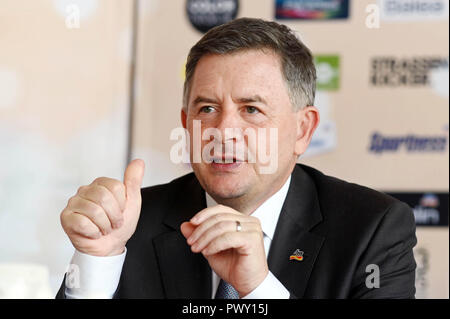 Karlsruhe, Deutschland. Okt, 2018 18. Erich Harsch, Vorsitzender der Geschäftsführung der Drogeriemarktkette dm, beantwortet Fragen von Journalisten auf der Bilanzpressekonferenz der Apotheke Gruppe in Karlsruhe. Credit: Uli Deck / dpa/Alamy leben Nachrichten Stockfoto