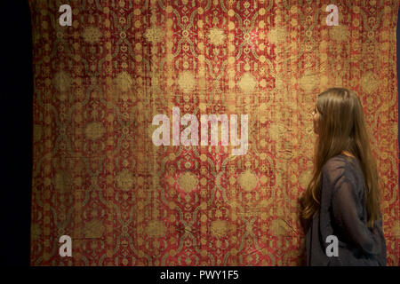 London, UK, 18. Oktober 2018, eine seltene mughal SAMT PANEL North India, 17. Bei £ 25.000 geschätzt - 35.000 auf dem Display während ein Fotoshooting bei Bonhams, New Bond Street, die heute stattfand, Vorschau Asiatische Kunst Woche für 3 Umsatz statt am 23./24. Oktober 2018. Diese Verkäufe sind: Islamische und Indische, Moderne und Zeitgenössische Kunst aus dem Nahen Osten, Moderne und Zeitgenössische asiatische Kunst und Kunst von Pakistan. Credit: Keith Larby/Alamy leben Nachrichten Stockfoto