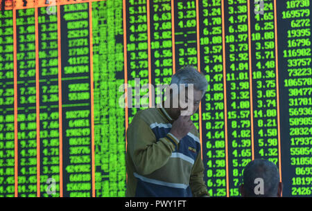 Hangzhou, Hangzhou, China. Okt, 2018 18. Hangzhou, China - Shanghai Composite Index fällt auf den niedrigsten von 2,94 Prozent in den letzten Tagen, was viele Anleger besorgt über die Börse in China. Credit: SIPA Asien/ZUMA Draht/Alamy leben Nachrichten Stockfoto