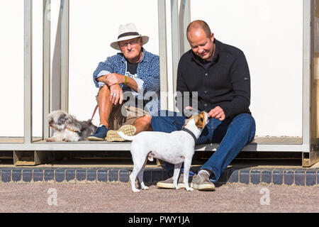 Bournemouth, Dorset, Großbritannien. Okt 2018 18. UK Wetter: herrlich warmen sonnigen Tag als Besucher gehen auf das Meer die Sonne zu genießen. Credit: Carolyn Jenkins/Alamy leben Nachrichten Stockfoto