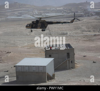 (181018) - KABUL, Oktober 18, 2018 (Xinhua) - ein Helikopter fliegt über ein Zimmer bei einer militärischen Übung in Kabul militärischen Training Center (KMTC) in Kabul, der Hauptstadt Afghanistans, am Okt. 17, 2018. Als der Termin für die anstehenden Parlamentswahlen in Afghanistan näher, das afghanische Innenministerium kündigte die Entsendung von 50.000 Mann starken Truppen die Sicherheit der Wahlen zu gewährleisten. (Xinhua / Rahmat Alizadah) (qxy) Stockfoto