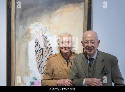 Opera Gallery, New Bond Street, London, UK. 18. Oktober, 2018. 90 Jahre alten französischen fauvist Künstler André Brasilier besucht die Eröffnung einer Retrospektive seiner Arbeit, begleitet von seiner Frau und Muse, Chantal. Brasilier war der erste Künstler, den Prix de Rome zu gewinnen, war er sehr bewundert von Marc Chagall, und er zählte, Jacqueline Roque als einer seiner guten Freunde. Allerdings, so wie Leon Kossoff Brasilier hat immer eine niedrige Profil gehalten. Bild: Bouquet d'Anniversaire, 2018. Credit: Malcolm Park/Alamy Leben Nachrichten. Stockfoto