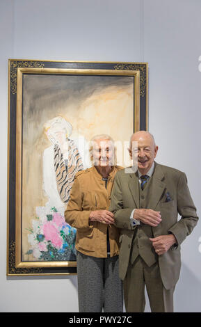 Opera Gallery, New Bond Street, London, UK. 18. Oktober, 2018. 90 Jahre alten französischen fauvist Künstler André Brasilier besucht die Eröffnung einer Retrospektive seiner Arbeit, begleitet von seiner Frau und Muse, Chantal. Brasilier war der erste Künstler, den Prix de Rome zu gewinnen, war er sehr bewundert von Marc Chagall, und er zählte, Jacqueline Roque als einer seiner guten Freunde. Allerdings, so wie Leon Kossoff Brasilier hat immer eine niedrige Profil gehalten. Bild: Bouquet d'Anniversaire, 2018. Credit: Malcolm Park/Alamy Leben Nachrichten. Stockfoto