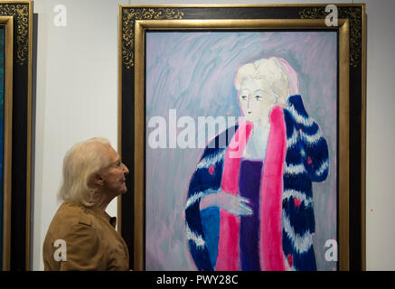 Opera Gallery, New Bond Street, London, UK. 18. Oktober, 2018. 90 Jahre alten französischen fauvist Künstler André Brasilier besucht die Eröffnung einer Retrospektive seiner Arbeit, begleitet von seiner Frau und Muse, Chantal (abgebildet). Brasilier war der erste Künstler, den Prix de Rome zu gewinnen, war er sehr bewundert von Marc Chagall, und er zählte, Jacqueline Roque als einer seiner guten Freunde. Allerdings, so wie Leon Kossoff Brasilier hat immer eine niedrige Profil gehalten. Bild: Der Künstler Frau, Chantal, mit Le manteau Afghanischen, 2017. Credit: Malcolm Park/Alamy Leben Nachrichten. Stockfoto