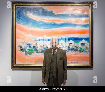 Opera Gallery, New Bond Street, London, UK. 18. Oktober, 2018. 90 Jahre alten französischen fauvist Künstler André Brasilier besucht die Eröffnung einer Retrospektive seiner Arbeit, begleitet von seiner Frau und Muse, Chantal. Brasilier war der erste Künstler, den Prix de Rome zu gewinnen, war er sehr bewundert von Marc Chagall, und er zählte, Jacqueline Roque als einer seiner guten Freunde. Allerdings, so wie Leon Kossoff Brasilier hat immer eine niedrige Profil gehalten. Bild: Brasilier steht vor seiner Arbeit Grande Fantasia Marocaine, 2018. Credit: Malcolm Park/Alamy Leben Nachrichten. Stockfoto