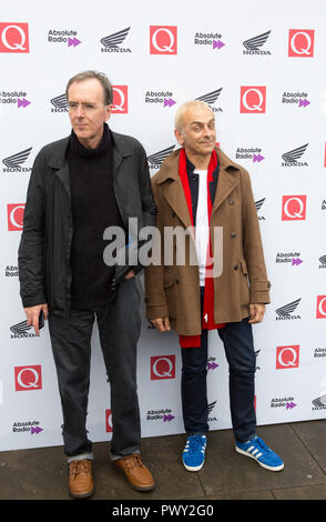 London, Großbritannien. 17. Okt 2018. Das runde Haus Chalk Farm London Uk 17 Okt 2018 Unterwelt kommt an der Q Awards 2018 in Verbindung mit Absolute Radio Menschen im Bild: Underworld Rick Smith (L) und Karl Hyde Credit: Dean Fardell/Alamy leben Nachrichten Stockfoto