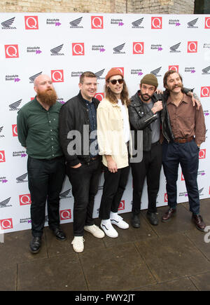 London, Großbritannien. Oktober 2018. Die Round House Chalk Farm Idles kommt bei den Q Awards 2018 in Verbindung mit Absolute Radio People in Picture: Idles Adam Devonshire, Jon Beavis, Lee Kiernan, Joe Talbot und Mark Bowen Credit: Dean Fardell / Alamy Live News Stockfoto