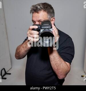 Berlin, Deutschland. 17 Okt, 2018. Exklusiv: 17.10.2018, oben Fotograf John Rankin Waddell' Rankin' wurde an der BOMBAY SAPPHIRE Canvas Bar in Berlin gebucht. Exklusive Portrait des Fotografen mit seiner Hasselblad Kamera vor seinen Job. In Deutschland, Rankin ist auch für seine Jobs bei Germany's Next Top Modell bekannt. | Verwendung der weltweiten Kredit: dpa/Alamy leben Nachrichten Stockfoto