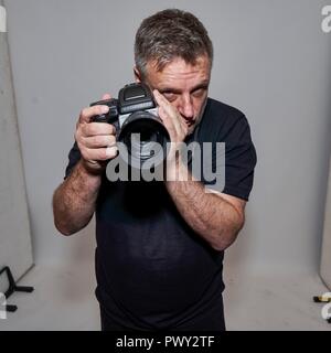 Berlin, Deutschland. 17 Okt, 2018. Exklusiv: 17.10.2018, oben Fotograf John Rankin Waddell' Rankin' wurde an der BOMBAY SAPPHIRE Canvas Bar in Berlin gebucht. Exklusive Portrait des Fotografen mit seiner Hasselblad Kamera vor seinen Job. In Deutschland, Rankin ist auch für seine Jobs bei Germany's Next Top Modell bekannt. | Verwendung der weltweiten Kredit: dpa/Alamy leben Nachrichten Stockfoto