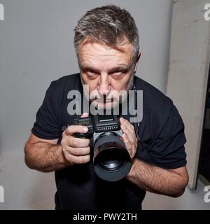 Berlin, Deutschland. 17 Okt, 2018. 17.10.2018, oben Fotograf John Rankin Waddell' Rankin' wurde an der BOMBAY SAPPHIRE Canvas Bar in Berlin gebucht. Exklusive Portrait des Fotografen mit seiner Hasselblad Kamera vor seinen Job. In Deutschland, Rankin ist auch für seine Jobs bei Germany's Next Top Modell bekannt. Quelle: dpa/Alamy leben Nachrichten Stockfoto