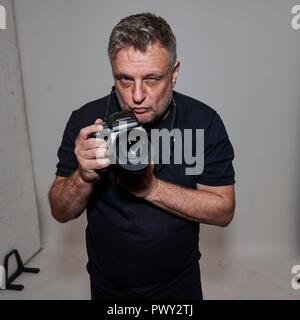 Berlin, Deutschland. 17 Okt, 2018. Exklusiv: 17.10.2018, oben Fotograf John Rankin Waddell' Rankin' wurde an der BOMBAY SAPPHIRE Canvas Bar in Berlin gebucht. Exklusive Portrait des Fotografen mit seiner Hasselblad Kamera vor seinen Job. In Deutschland, Rankin ist auch für seine Jobs bei Germany's Next Top Modell bekannt. | Verwendung der weltweiten Kredit: dpa/Alamy leben Nachrichten Stockfoto