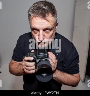 Berlin, Deutschland. 17 Okt, 2018. Exklusiv: 17.10.2018, oben Fotograf John Rankin Waddell' Rankin' wurde an der BOMBAY SAPPHIRE Canvas Bar in Berlin gebucht. Exklusive Portrait des Fotografen mit seiner Hasselblad Kamera vor seinen Job. In Deutschland, Rankin ist auch für seine Jobs bei Germany's Next Top Modell bekannt. | Verwendung der weltweiten Kredit: dpa/Alamy leben Nachrichten Stockfoto