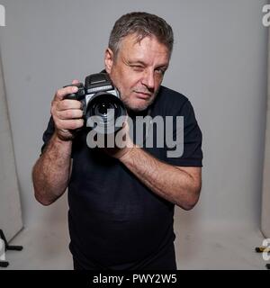 Berlin, Deutschland. 17 Okt, 2018. Exklusiv: 17.10.2018, oben Fotograf John Rankin Waddell' Rankin' wurde an der BOMBAY SAPPHIRE Canvas Bar in Berlin gebucht. Exklusive Portrait des Fotografen mit seiner Hasselblad Kamera vor seinen Job. In Deutschland, Rankin ist auch für seine Jobs bei Germany's Next Top Modell bekannt. | Verwendung der weltweiten Kredit: dpa/Alamy leben Nachrichten Stockfoto