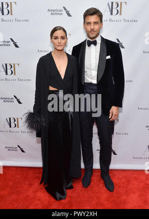 New York, USA. 17. Oktober, 2018. Olivia Palermo und Johannes Huebl nehmen an der American Ballet Theatre 2018 fallen Gala an David H. Koch Theater, Lincoln Center am 17. Oktober 2018 in New York City. Credit: Erik Pendzich/Alamy leben Nachrichten Stockfoto