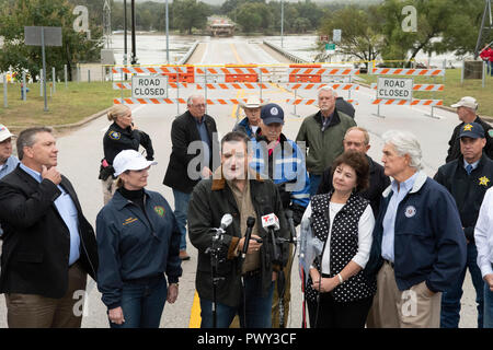 Us-Senator Ted Cruz, Links, US-Kongressabgeordneten Roger Williams, rechts, und andere Staatsbeamte Tour die Autobahnbrücke über den Llano River, am oberen Ende des Lake LBJ gelegen in der Nähe von Marble Falls, Texas, gewaschen, die während der schweren Überschwemmungen, die früh in der Woche. Stockfoto