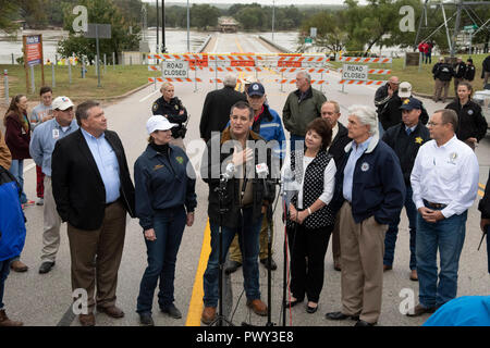 Us-Senator Ted Cruz, Links, US-Kongressabgeordneten Roger Williams, rechts, und andere Staatsbeamte Tour die Autobahnbrücke über den Llano River, am oberen Ende des Lake LBJ gelegen in der Nähe von Marble Falls, Texas, gewaschen, die während der schweren Überschwemmungen, die früh in der Woche. Stockfoto