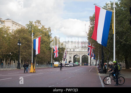 London, Großbritannien. 18. Oktober 2018. Niederländische Fahnen schmücken die Mall in die Vorbereitungen für das niederländische Königshaus UK Staatsbesuch. Seine Majestät König Willem-Alexander und Ihre Majestät Königin Máxima der Niederlande wird ein Besuch im Vereinigten Königreich auf Einladung von Ihrer Majestät Königin Elizabeth II., die am 23. und 24. Oktober 2018 Kredit bezahlen: Amer ghazzal/Alamy leben Nachrichten Stockfoto