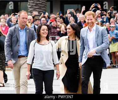 Melbourne, Australien. Okt 2018 18. Herzog und die Herzogin von Sussex Besuch in Melbourne, Australien, 18. Okt 2018. Harry und Meghan kommen bei South Melbourne nach einer Fahrt mit der Straßenbahn auf dem Weg zum Strand. Credit: Robyn Charnley/Alamy leben Nachrichten Stockfoto