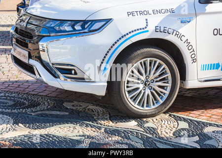 Bournemouth, Dorset UK. Okt 2018 18. Die neuesten elektrischen und Ultra-low emission vehicles (ULEVs) sind in Bournemouth Square als Teil der Regierung Grüne GB Großbritannien Woche (grüne Woche) zu feiern Sauber Wachstum und fördern die modernste, umweltfreundliche und kostengünstige Modelle von Elektrofahrzeugen mit der neuesten innovativen Technologie von einigen der weltweit führenden Automobilhersteller präsentiert. Mitsubishi Outlander PHEV. Credit: Carolyn Jenkins/Alamy leben Nachrichten Stockfoto