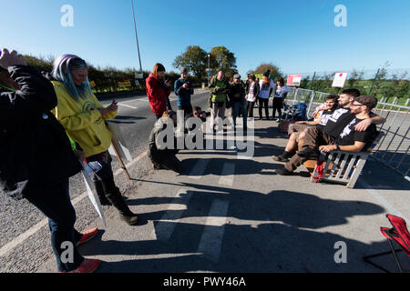 Blackpool. UK, 18. Oktober 2018. Drei anti-fracking Mitkämpfer, die von Preston Gefängnis nach Ihrem erfolgreichen Beschwerde gegen ihre Haft freigelassen wurden besucht die umstrittene Cuadrilla explorative Shale Gas und ausgestellt wurden, Ihre Pressemitteilung zu den versammelten Medien. Durch ihre Partner sie das Publikum zu erklären, warum Sie an Kampagne gegen Fracking weiterhin angesprochen unterstützt, ihre Zeit im Gefängnis und die überwältigende Unterstützung von Mitstreiter. Ihre Partner gaben auch ihre Dank Mitstreiter. Credit: Dave Ellison/Alamy leben Nachrichten Stockfoto