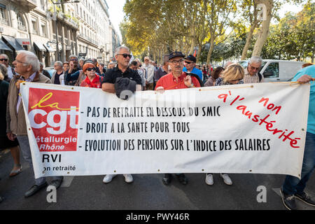 Lyon, Frankreich, 18. Oktober Rentner protestieren wieder, die die französische Regierung plant, die Renten- und Sozialsystem zu reformieren. die Demonstranten mit einem Banner Credit: FRANCK CHAPOLARD/Alamy leben Nachrichten Stockfoto