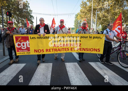 Lyon, Frankreich, 18. Oktober Rentner protestieren wieder, die die französische Regierung plant, die Renten- und Sozialsystem zu reformieren. die Demonstranten mit einem Banner Credit: FRANCK CHAPOLARD/Alamy leben Nachrichten Stockfoto