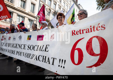 Lyon, Frankreich, 18. Oktober Rentner protestieren wieder, die die französische Regierung plant, die Renten- und Sozialsystem zu reformieren. die Demonstranten mit einem Banner Credit: FRANCK CHAPOLARD/Alamy leben Nachrichten Stockfoto