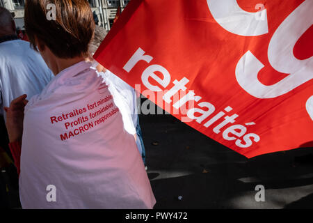 Lyon, Frankreich, 18. Oktober Rentner protestieren wieder, die die französische Regierung plant, die Renten- und Sozialsystem zu reformieren. Red Flags: FRANCK CHAPOLARD/Alamy leben Nachrichten Stockfoto