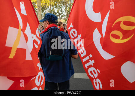 Lyon, Frankreich, 18. Oktober Rentner protestieren wieder, die die französische Regierung plant, die Renten- und Sozialsystem zu reformieren. Red Flags: FRANCK CHAPOLARD/Alamy leben Nachrichten Stockfoto