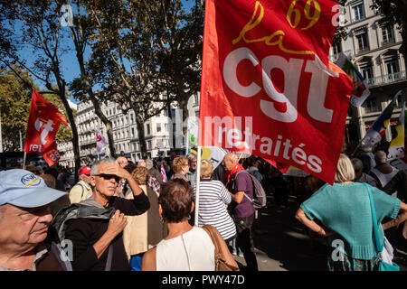 Lyon, Frankreich, 18. Oktober Rentner protestieren wieder, die die französische Regierung plant, die Renten- und Sozialsystem zu reformieren. Red Flags: FRANCK CHAPOLARD/Alamy leben Nachrichten Stockfoto