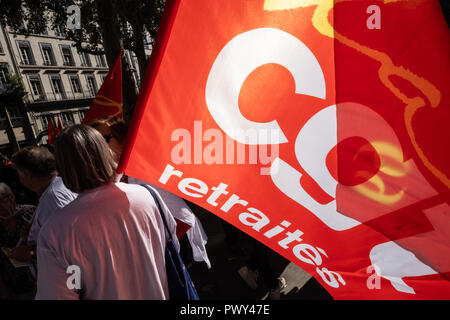 Lyon, Frankreich, 18. Oktober Rentner protestieren wieder, die die französische Regierung plant, die Renten- und Sozialsystem zu reformieren. Red Flags: FRANCK CHAPOLARD/Alamy leben Nachrichten Stockfoto