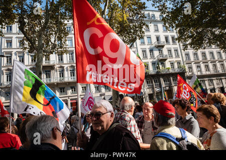 Lyon, Frankreich, 18. Oktober Rentner protestieren wieder, die die französische Regierung plant, die Renten- und Sozialsystem zu reformieren. Red Flags: FRANCK CHAPOLARD/Alamy leben Nachrichten Stockfoto