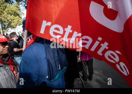 Lyon, Frankreich, 18. Oktober Rentner protestieren wieder, die die französische Regierung plant, die Renten- und Sozialsystem zu reformieren. Red Flags: FRANCK CHAPOLARD/Alamy leben Nachrichten Stockfoto