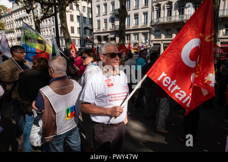 Lyon, Frankreich, 18. Oktober Rentner protestieren wieder, die die französische Regierung plant, die Renten- und Sozialsystem zu reformieren. Red Flags: FRANCK CHAPOLARD/Alamy leben Nachrichten Stockfoto