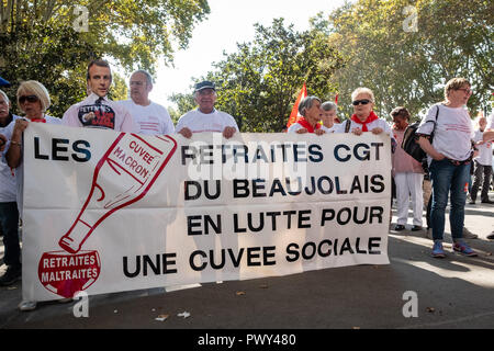 Lyon, Frankreich, 18. Oktober Rentner protestieren wieder, die die französische Regierung plant, die Renten- und Sozialsystem zu reformieren. Zeichen mit Inschriften Credit: FRANCK CHAPOLARD/Alamy leben Nachrichten Stockfoto