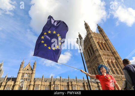 Westminster, London, UK, 18. Okt 2018. Eine Demonstrantin wellen Fahnen. Anti-Brexit Demonstranten von sodem (Stand der Missachtung der Europäischen Bewegung) Protest außerhalb des Parlaments, wie Nachrichten Pausen, die Verhandlungen über ein Brexit Deal wieder abgewürgt haben. Ihr Protest kommt vor der geplanten grossen 'Abstimmung' März in Central London. Credit: Imageplotter Nachrichten und Sport/Alamy leben Nachrichten Stockfoto