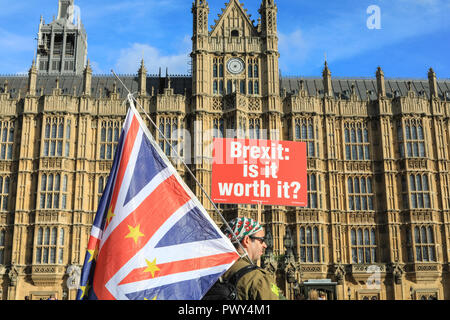 Westminster, London, UK, 18. Okt 2018. Eine Demonstrantin wellen Fahnen. Anti-Brexit Demonstranten von sodem (Stand der Missachtung der Europäischen Bewegung) Protest außerhalb des Parlaments, wie Nachrichten Pausen, die Verhandlungen über ein Brexit Deal wieder abgewürgt haben. Ihr Protest kommt vor der geplanten grossen 'Abstimmung' März in Central London. Credit: Imageplotter Nachrichten und Sport/Alamy leben Nachrichten Stockfoto