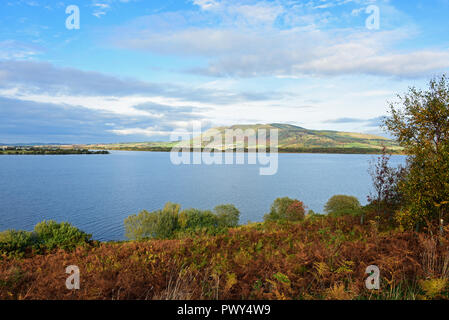 Kinross, Schottland, Vereinigtes Königreich, 18, Oktober, 2018. Herbst Farben in eine allgemeine Ansicht des Loch Leven. © Ken Jack/Alamy leben Nachrichten Stockfoto