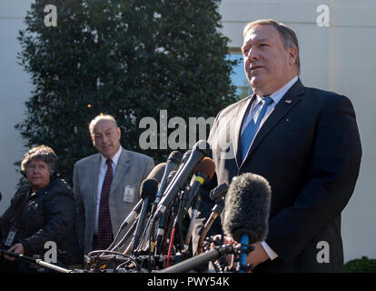 Washington DC, USA, Oct 18th, 2018. United States Staatssekretär Mike Pompeo macht eine Erklärung an die Presse im Weißen Haus in Washington, DC, nach einem Treffen mit US-Präsident Donald J. Trumpf nach seiner Reise in den Nahen Osten mit den Führern von Saudi-Arabien und der Türkei über das Verschwinden der Journalist Jamal Khashoggi am Donnerstag, 18. Oktober 2018 zu erfüllen. Credit: Ron Sachs/CNP/MediaPunch Credit: MediaPunch Inc/Alamy leben Nachrichten Stockfoto