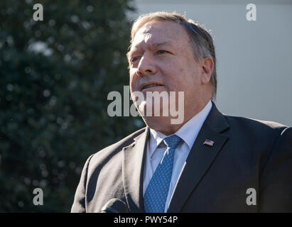 Washington DC, USA, Oct 18th, 2018. United States Staatssekretär Mike Pompeo macht eine Erklärung an die Presse im Weißen Haus in Washington, DC, nach einem Treffen mit US-Präsident Donald J. Trumpf nach seiner Reise in den Nahen Osten mit den Führern von Saudi-Arabien und der Türkei über das Verschwinden der Journalist Jamal Khashoggi am Donnerstag, 18. Oktober 2018 zu erfüllen. Credit: Ron Sachs/CNP/MediaPunch Credit: MediaPunch Inc/Alamy leben Nachrichten Stockfoto
