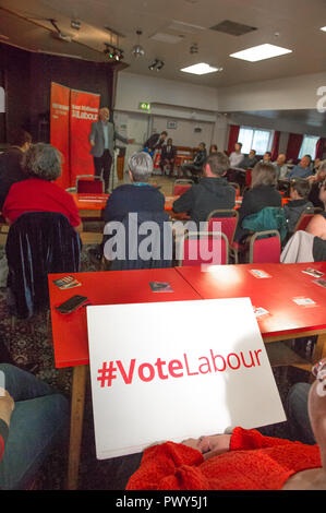 Annesley Woodhouse Arbeiten Mens Club, Annesley Woodhouse, Nottinghamshire, England, UK. 18. Oktober, 2018. Jeremy Corbyn, Führer der Labour Party treffen mit Mitgliedern der Labour Party an einer arbeitenden Männer Club in Nottinghamshire. Alan Beastall/Alamy leben Nachrichten Stockfoto