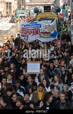 Berlin, Berlin, Deutschland. Okt, 2018 18. Demonstrant sind durchlöcherte einen Banner auf Stop Schule Privatisierung während der Schule Streik geschrieben gesehen. Hunderte von Studenten während der Schule Streik für einen fairen und selbst gestalteten Bildungssystem zu demonstrieren. Quelle: Markus Heine/SOPA Images/ZUMA Draht/Alamy leben Nachrichten Stockfoto