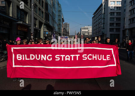 Berlin, Berlin, Deutschland. Okt, 2018 18. Demonstrant sind durchlöcherte einen Banner auf Bildung geschrieben statt der Schule während der Schule Streik gesehen. Hunderte von Studenten während der Schule Streik für einen fairen und selbst gestalteten Bildungssystem zu demonstrieren. Quelle: Markus Heine/SOPA Images/ZUMA Draht/Alamy leben Nachrichten Stockfoto