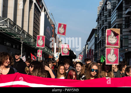 Berlin, Berlin, Deutschland. Okt, 2018 18. Die Demonstranten werden gesehen, Plakate mit einem ausgestreckten Mittelfinger während der Schule Streik. Hunderte von Studenten während der Schule Streik für einen fairen und selbst gestalteten Bildungssystem zu demonstrieren. Quelle: Markus Heine/SOPA Images/ZUMA Draht/Alamy leben Nachrichten Stockfoto