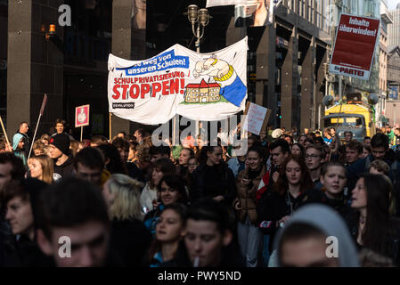 Berlin, Berlin, Deutschland. Okt, 2018 18. Demonstrant sind durchlöcherte einen Banner auf Stop Schule Privatisierung während der Schule Streik geschrieben gesehen. Hunderte von Studenten während der Schule Streik für einen fairen und selbst gestalteten Bildungssystem zu demonstrieren. Quelle: Markus Heine/SOPA Images/ZUMA Draht/Alamy leben Nachrichten Stockfoto