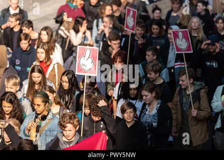 Berlin, Berlin, Deutschland. Okt, 2018 18. Die Demonstranten werden gesehen, Plakate mit einem ausgestreckten Mittelfinger während der Schule Streik. Hunderte von Studenten während der Schule Streik für einen fairen und selbst gestalteten Bildungssystem zu demonstrieren. Quelle: Markus Heine/SOPA Images/ZUMA Draht/Alamy leben Nachrichten Stockfoto