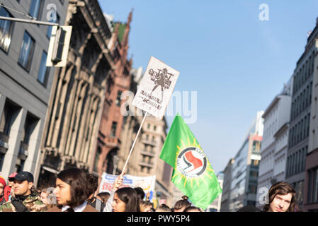 Berlin, Berlin, Deutschland. Okt, 2018 18. Ein Student ist durchlöchert, ein Plakat in der Schule Streik gesehen. Hunderte von Studenten während der Schule Streik für einen fairen und selbst gestalteten Bildungssystem zu demonstrieren. Quelle: Markus Heine/SOPA Images/ZUMA Draht/Alamy leben Nachrichten Stockfoto