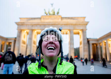 Berlin, Deutschland. Okt, 2018 18. Jenny Graham lacht, wenn sie am Brandenburger Tor, nachdem die Welt umsegelte mit dem Fahrrad ankommt. Die britische Frau war die erste Frau, die Welt zu umrunden mit dem Fahrrad alleine in nur 125 Tagen. Der bisherige Weltrekord war 144 Tage. Credit: Christoph Soeder/dpa/Alamy leben Nachrichten Stockfoto